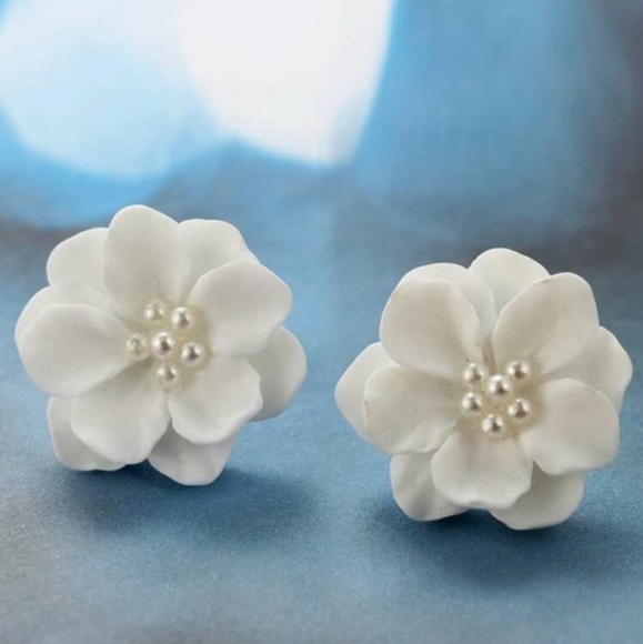 *Amora* White Flowers Earrings - Picture 3 of 4